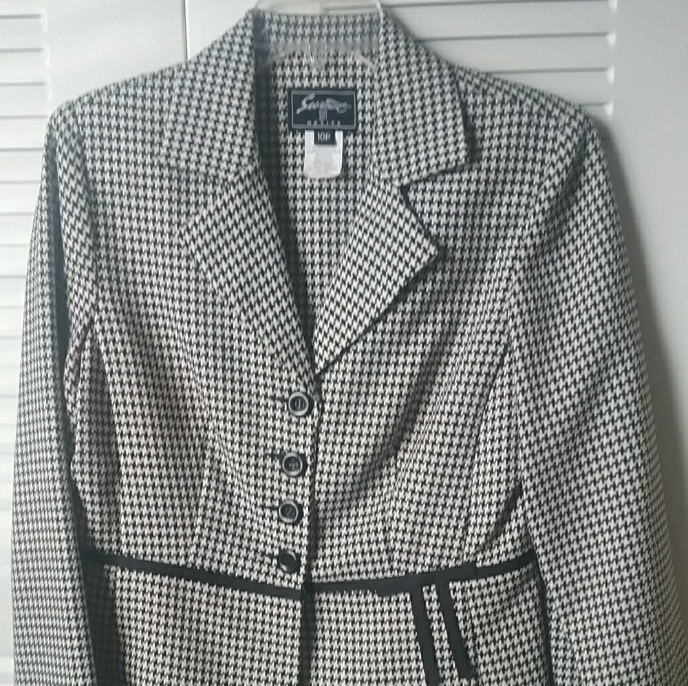 Sweet Suit. 2 piece houndstooth skirt suit 10P